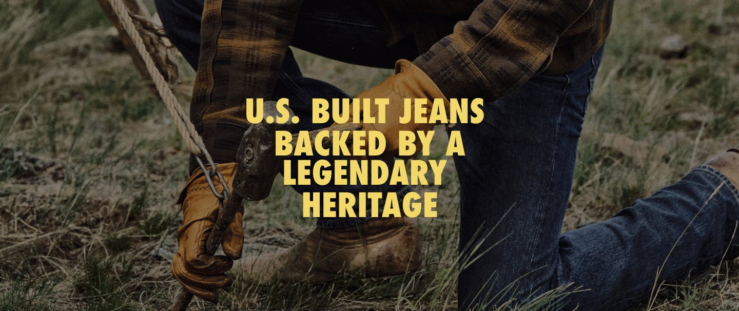 テキスト付きのフィルソンジーンズを着用している人の画像：伝説的な遺産に裏打ちされた米国製ジーンズ